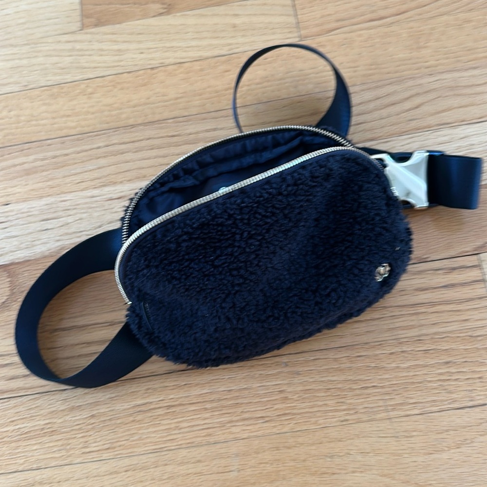 NWOT Super cute black Sherpa Crossbody you know what it is girls come and get it